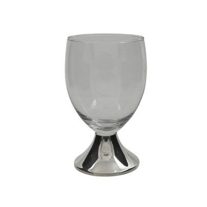 Kristallen wijnglas op ronde zilveren voet
